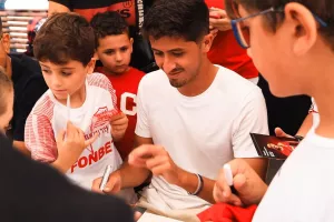 (Φώτος) «Ερυθρόλευκο» Fan Day στην Πλατεία Ερμού