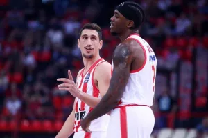 «Είσαι αδερφός μου»: Τσακώθηκαν στο παρκέ Λαρεντζάκης-Ράιτ και τα βρήκαν με... selfie
