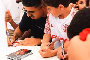 (Φώτος) «Ερυθρόλευκο» Fan Day στην Πλατεία Ερμού