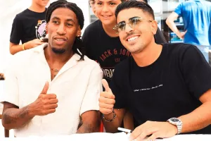 (Φώτος) «Ερυθρόλευκο» Fan Day στην Πλατεία Ερμού