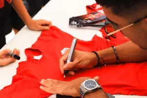 (Φώτος) «Ερυθρόλευκο» Fan Day στην Πλατεία Ερμού