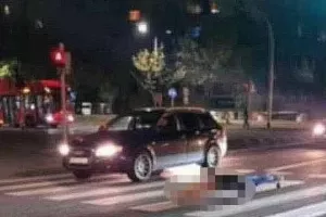 Ο νεκρός έπεσε στον δρόμο από τη νεκροφόρα - Η αντίδραση του Γραφείου Τελετών