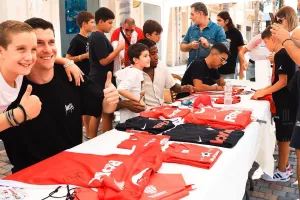 (Φώτος) «Ερυθρόλευκο» Fan Day στην Πλατεία Ερμού