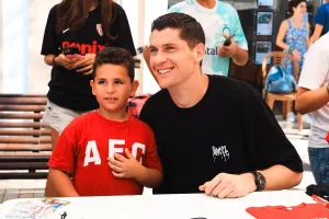 (Φώτος) «Ερυθρόλευκο» Fan Day στην Πλατεία Ερμού