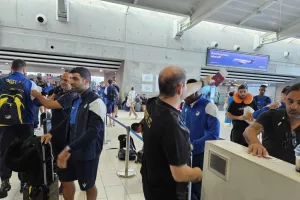 (ΦΩΤΟΣ) Η άφιξη της αποστολής του ΑΠΟΕΛ 