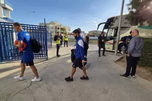 (Φώτος Kerkida) Η άφιξη του ΑΠΟΕΛ στο ΠΑΠ 