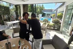 (ΦΩΤΟΣ kerkida) Η αγκαλιά-καλωσόρισμα του Σταύρου στον Καμορανέζι 