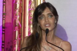Δάκρυσε και συγκλόνισε η Σάρα Καρμπονέρο μιλώντας για τη μάχη της με τον καρκίνο: «Υπάρχει ελπίδα!»