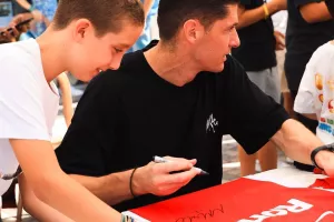 (Φώτος) «Ερυθρόλευκο» Fan Day στην Πλατεία Ερμού