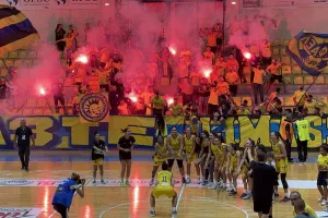 "Χρόνια Πολλά αγάπη μου γλυκιά" τραγούδησαν οι ΑΕΛίστες (βίντεο)