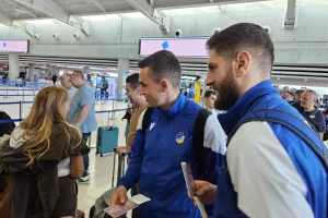(ΦΩΤΟΣ) Η άφιξη της αποστολής του ΑΠΟΕΛ 