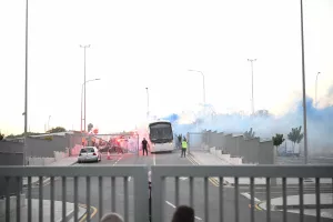 (Φώτος) Υποδοχή με καπνογόνα 