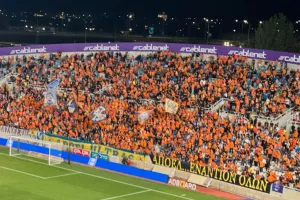 (ΦΩΤΟΣ) Εικόνες από τις κερκίδες στο ΑΠΟΕΛ-ΑΕΚ