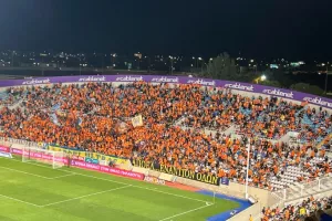 (ΦΩΤΟΣ) Εικόνες από τις κερκίδες στο ΑΠΟΕΛ-ΑΕΚ