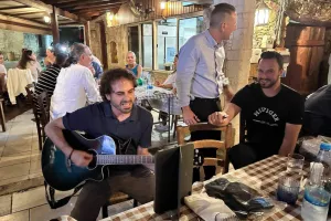 Είχε και... κιθαρίστα η βραδιά!