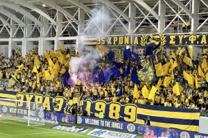 (Βίντεο-Φώτος kerkida) Γαλαζοκίτρινα καπνογόνα και "Χρόνια Πολλά" 