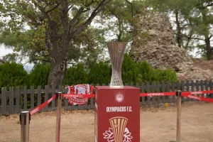Αναβάλλει την έκθεση των ευρωπαϊκών τροπαίων με σεβασμό στο πένθος