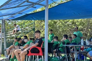 Αρχές Οκτώβρη με ζέστη - Με ομπρέλες οι γονείς στο γήπεδο
