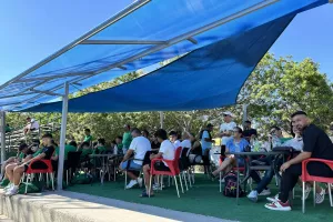 Αρχές Οκτώβρη με ζέστη - Με ομπρέλες οι γονείς στο γήπεδο