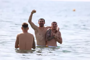 Πήγαν ΚΑΙ για... μπάνιο οι Ρουμάνοι!