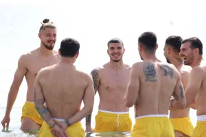 Πήγαν ΚΑΙ για... μπάνιο οι Ρουμάνοι!