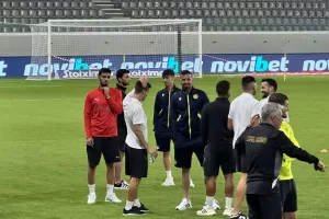 (Φώτος Kerkida) Αγκαλιές, χαμόγελα και κουβεντούλα με τους "πρώην" ο Μάμας!