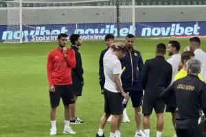(Φώτος Kerkida) Αγκαλιές, χαμόγελα και κουβεντούλα με τους "πρώην" ο Μάμας!