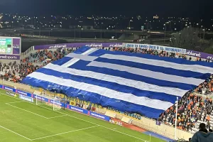 (ΒΙΝΤΕΟ Kerkida/φώτος) Είσοδος... με μια τεράστια Ελληνική σημαία από τους Πορτοκαλί!