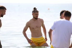 Πήγαν ΚΑΙ για... μπάνιο οι Ρουμάνοι!