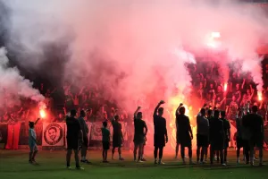 Θύρα 9:"Απαιτούμε να καταθέσετε ψυχή στο γήπεδο, για το τριφύλλι στο στήθος"