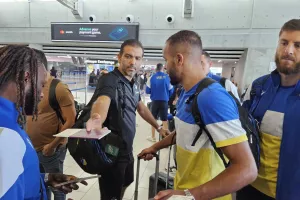 (ΦΩΤΟΣ) Η άφιξη της αποστολής του ΑΠΟΕΛ 