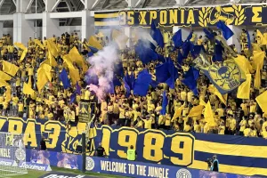 (Βίντεο-Φώτος kerkida) Γαλαζοκίτρινα καπνογόνα και "Χρόνια Πολλά" 