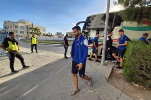 (Φώτος Kerkida) Η άφιξη του ΑΠΟΕΛ στο ΠΑΠ 
