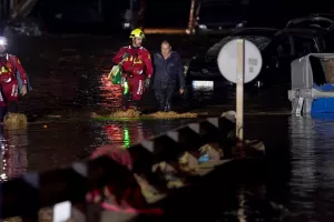  Νύχτα θρίλερ στη Βαλένθια: Ψάχνουν για ζωή στις λάσπες οι διασώστες 