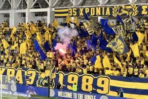 (Βίντεο-Φώτος kerkida) Γαλαζοκίτρινα καπνογόνα και "Χρόνια Πολλά" 