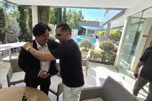 (ΦΩΤΟΣ kerkida) Η αγκαλιά-καλωσόρισμα του Σταύρου στον Καμορανέζι 