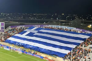 (ΒΙΝΤΕΟ Kerkida/φώτος) Είσοδος... με μια τεράστια Ελληνική σημαία από τους Πορτοκαλί!