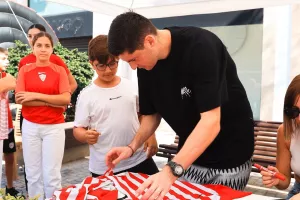 (Φώτος) «Ερυθρόλευκο» Fan Day στην Πλατεία Ερμού