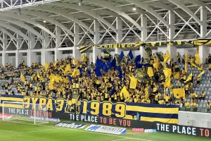 (Βίντεο-Φώτος kerkida) Γαλαζοκίτρινα καπνογόνα και "Χρόνια Πολλά" 