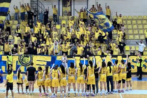 "Χρόνια Πολλά αγάπη μου γλυκιά" τραγούδησαν οι ΑΕΛίστες (βίντεο)