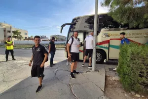 (Φώτος Kerkida) Η άφιξη του ΑΠΟΕΛ στο ΠΑΠ 