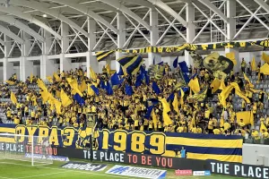 (Βίντεο-Φώτος kerkida) Γαλαζοκίτρινα καπνογόνα και "Χρόνια Πολλά" 