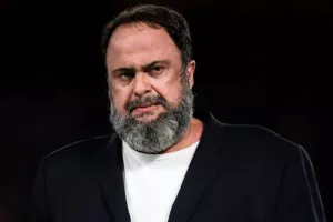 Μεγάλος ντόρος στην Αγγλία με το φτύσιμο του Μαρινάκη προς τους διαιτητές