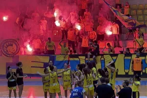 "Χρόνια Πολλά αγάπη μου γλυκιά" τραγούδησαν οι ΑΕΛίστες (βίντεο)