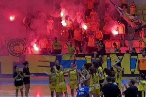 "Χρόνια Πολλά αγάπη μου γλυκιά" τραγούδησαν οι ΑΕΛίστες (βίντεο)