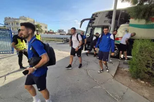 (Φώτος Kerkida) Η άφιξη του ΑΠΟΕΛ στο ΠΑΠ 