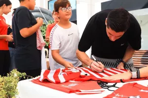 (Φώτος) «Ερυθρόλευκο» Fan Day στην Πλατεία Ερμού