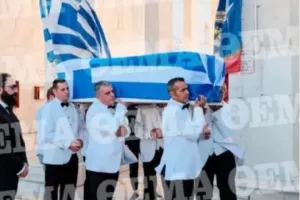 Σκεπασμένος με την ελληνική σημαία o Τζορτζ Μπάλντοκ