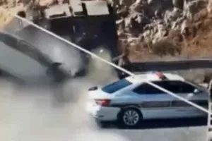 (ΒΙΝΤΕΟ) Η στιγμή που Παλαιστίνιος "καμικάζι" πέφτει σε αστυνομικό όχημα 