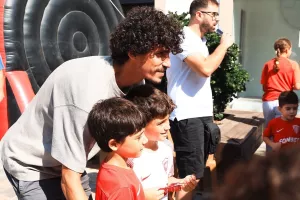 (Φώτος) «Ερυθρόλευκο» Fan Day στην Πλατεία Ερμού
